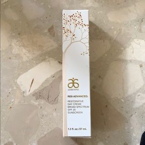 Re9 advances day cream